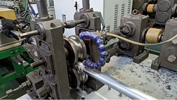 新能源电池行业的304和316L胜游体育焊管材质对比